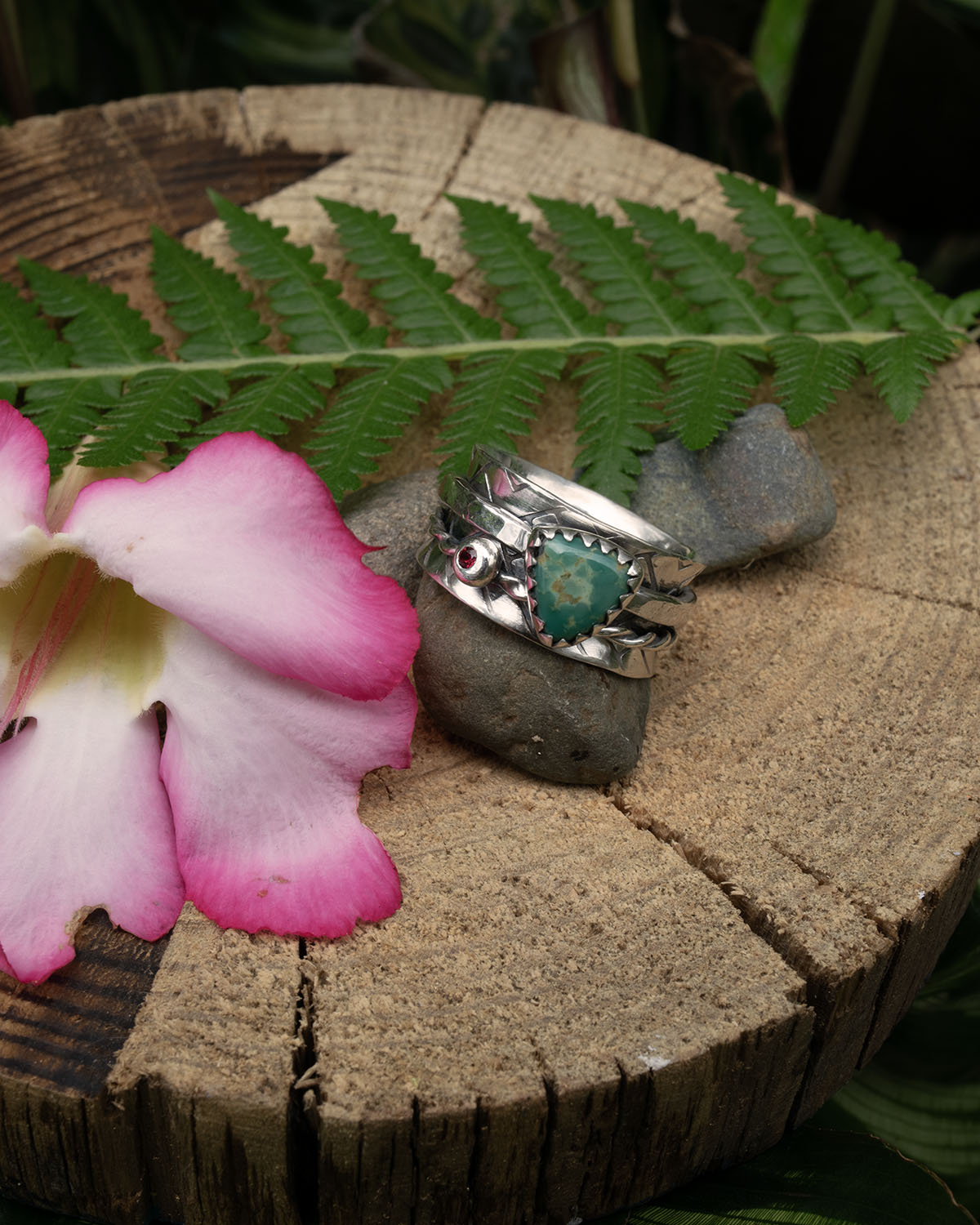 Campitos turquoise and garnet spinner ring size v