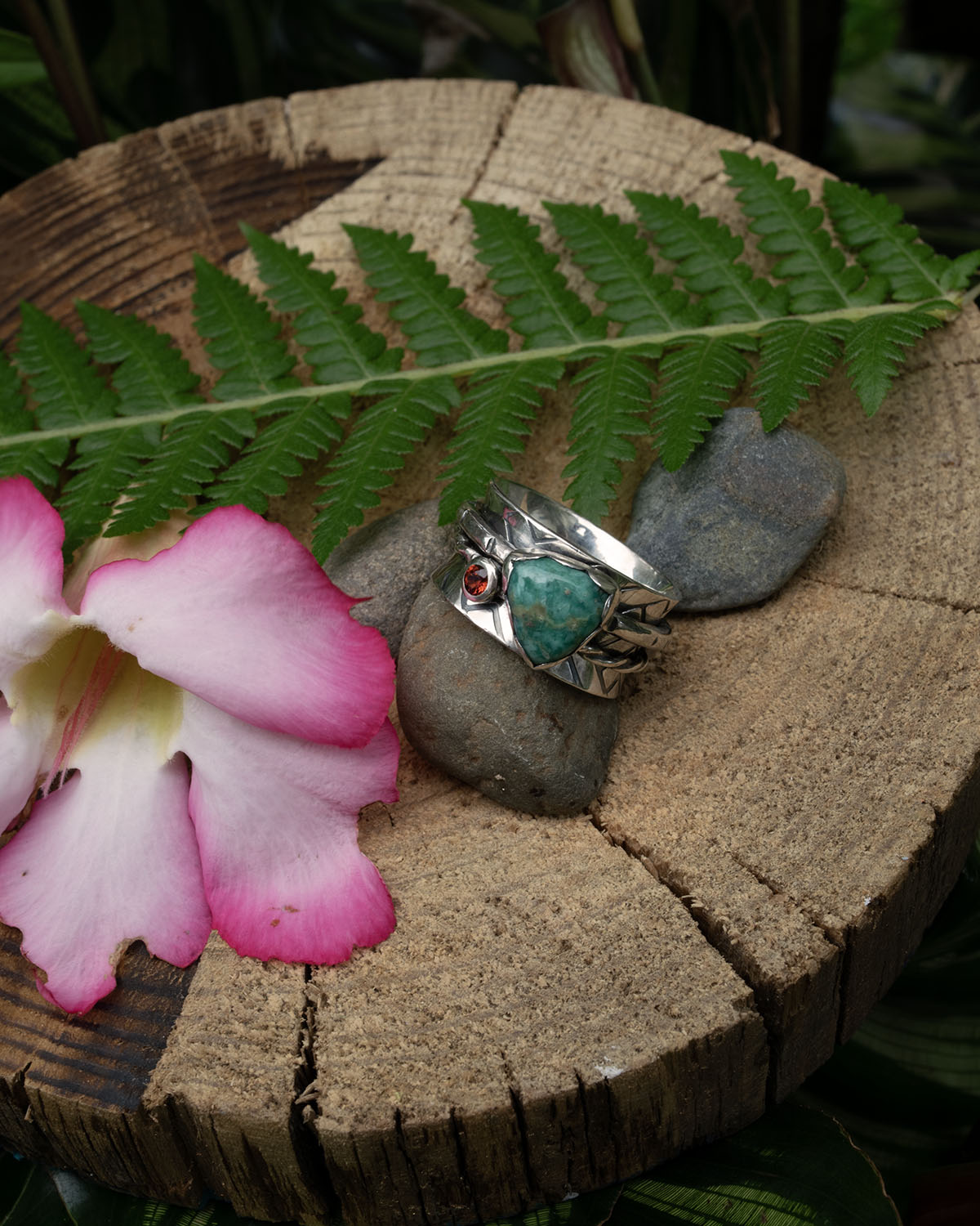 Turquoise and garnet spinner ring size R